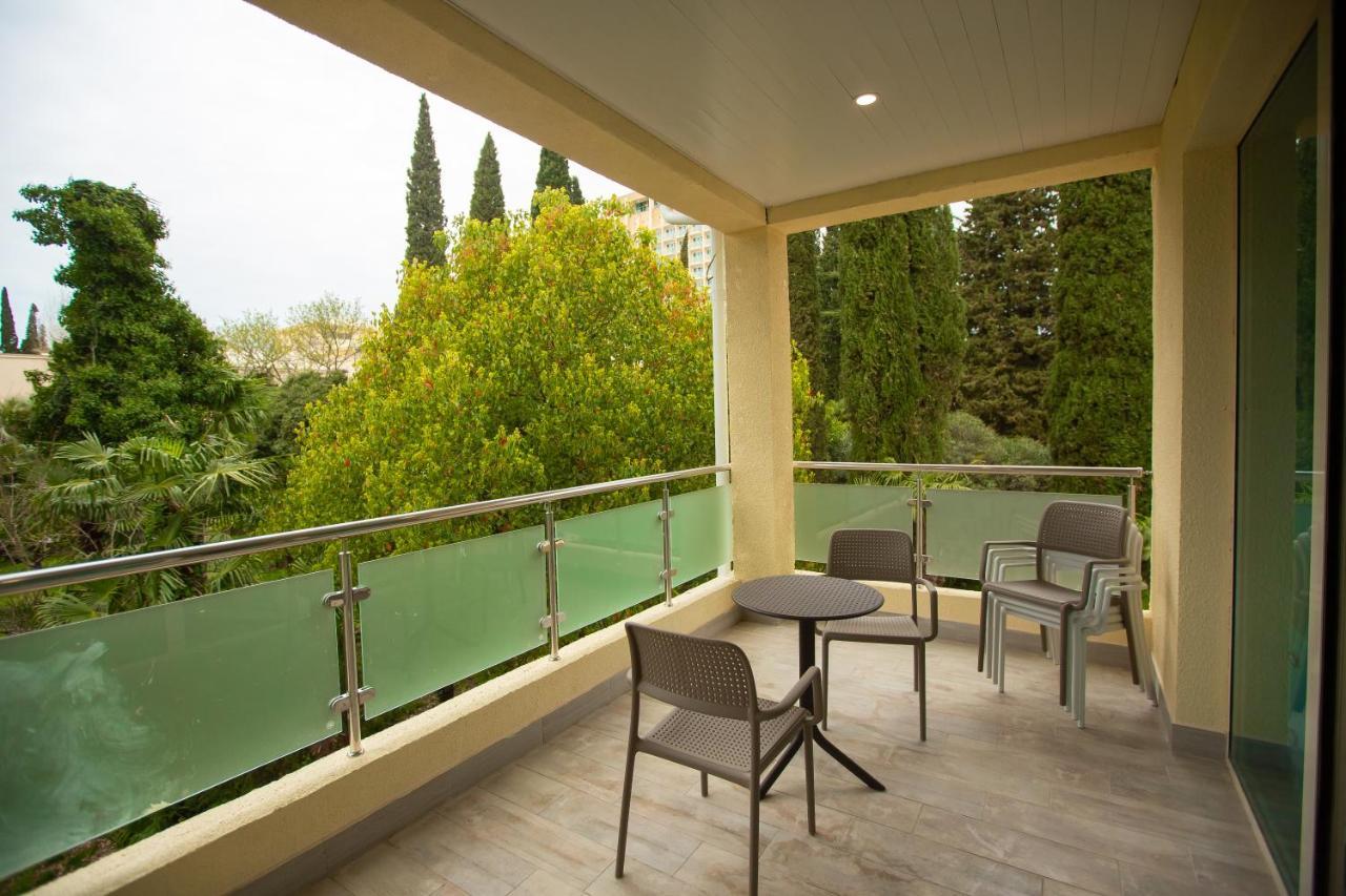 Amza Park Hotel Gagra Exterior photo